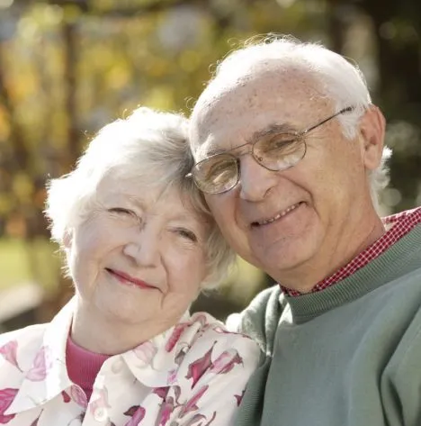 pareja feliz jubilada